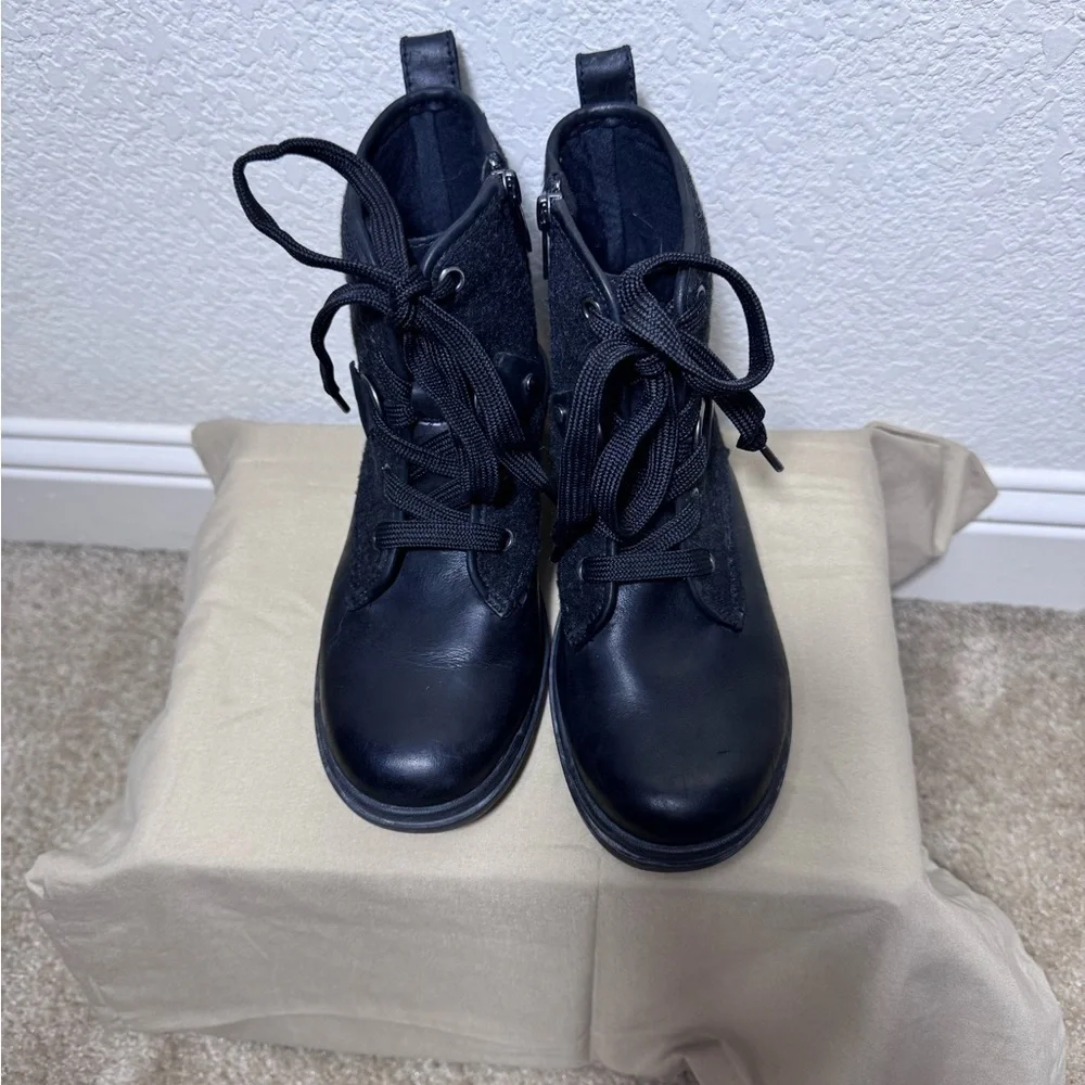 UGG Women's/Girls Hapsburg Laces & Zipper Black Leather Boots - Size 5.5